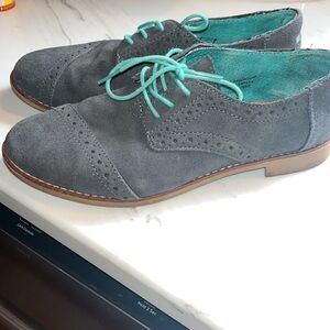 Women’s TOMS gray suede size 9.5 women’s shoe with aqua laces